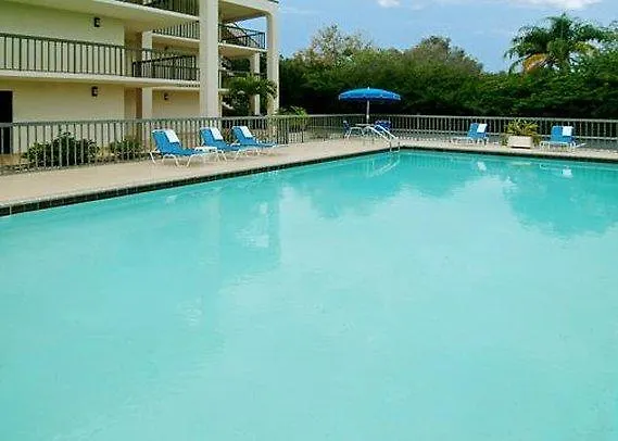 Days Inn By Wyndham Sarasota Bay Hotel